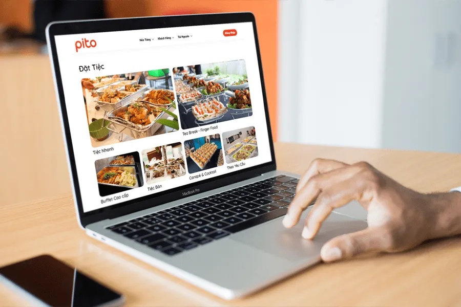 Đặt tiệc nhanh trực tuyến, lựa chọn hàng menu hấp dẫn online
