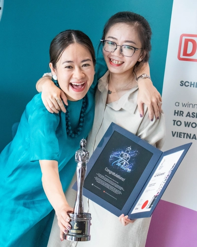Chi-Quynh-Tram-va-dong-nghiep-DB-Schenker Chị Quỳnh Trâm và đồng nghiệp DB Schenker