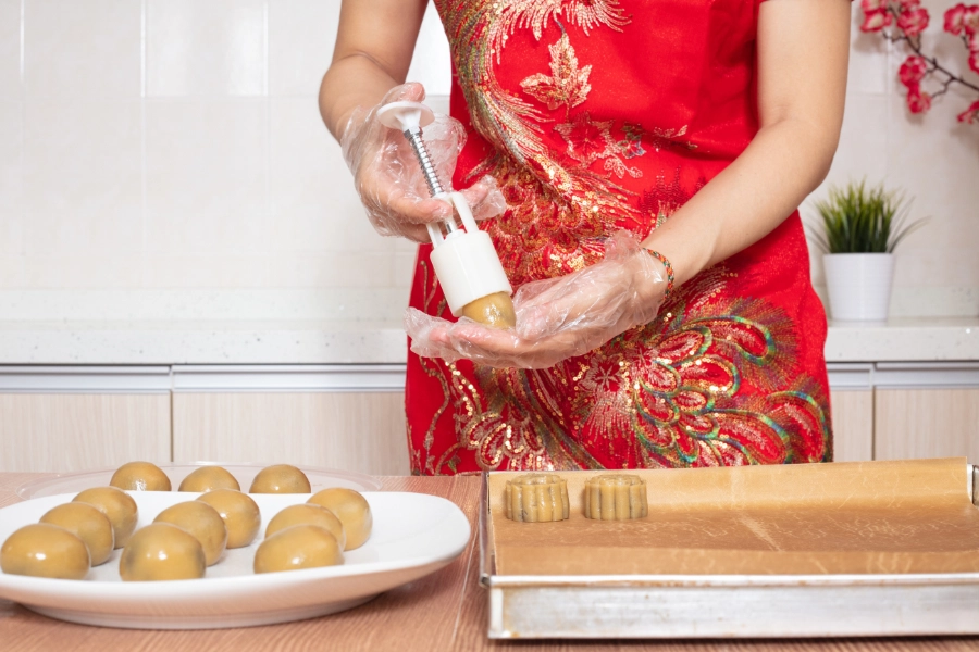Đổ khuôn bánh trung thu