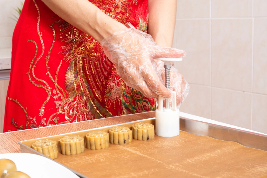 Làm bánh trung thu