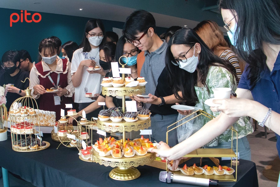 Nhân viên DB Schenker dùng tiệc Tea break