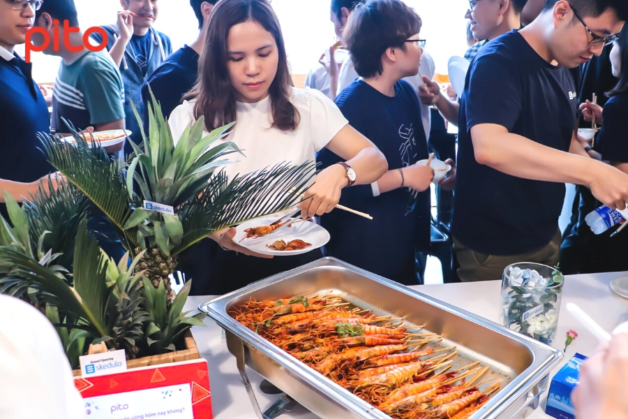 Nhân viên Skedulo dùng tiệc Buffet