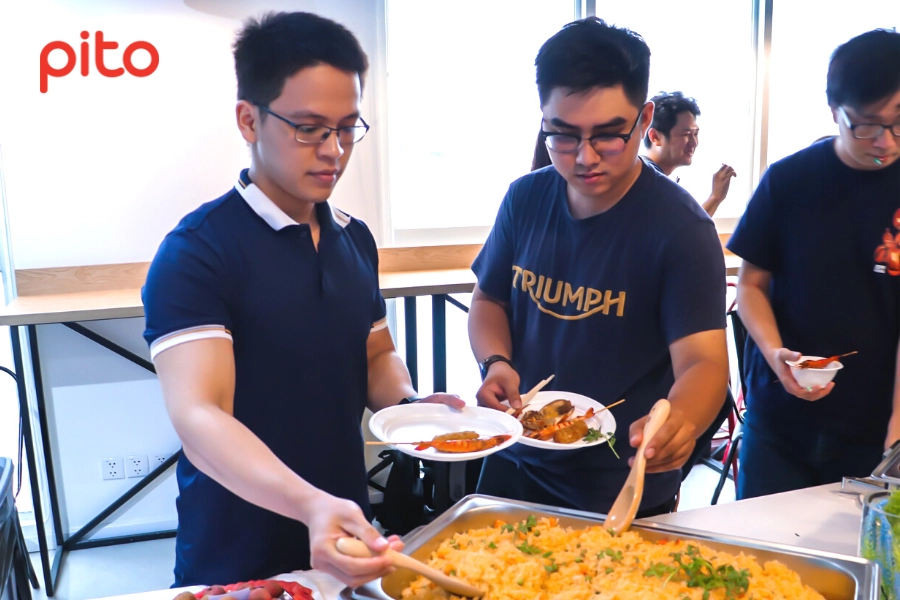 Nhân viên Skedulo dùng tiệc Buffet