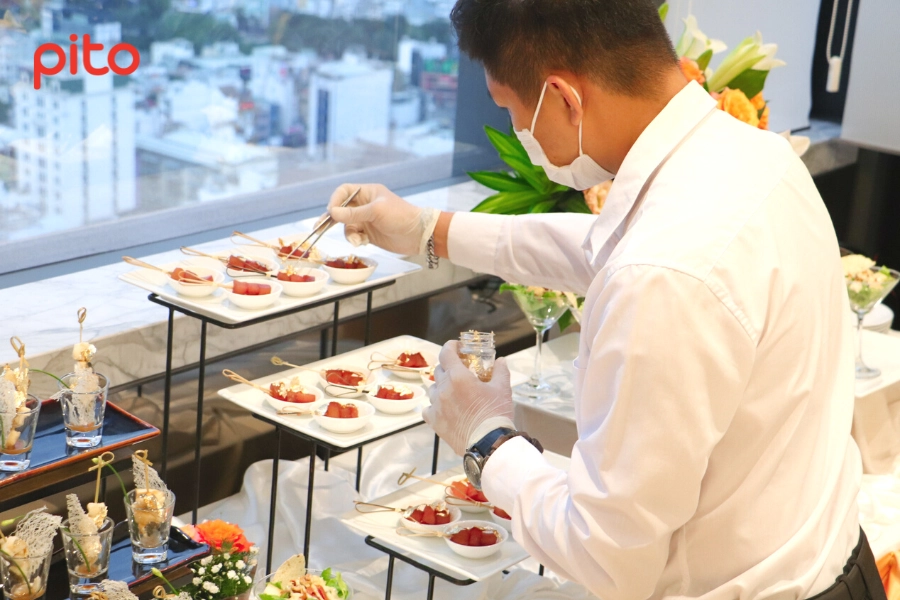 Nhân viên chuẩn bị tiệc Canapé