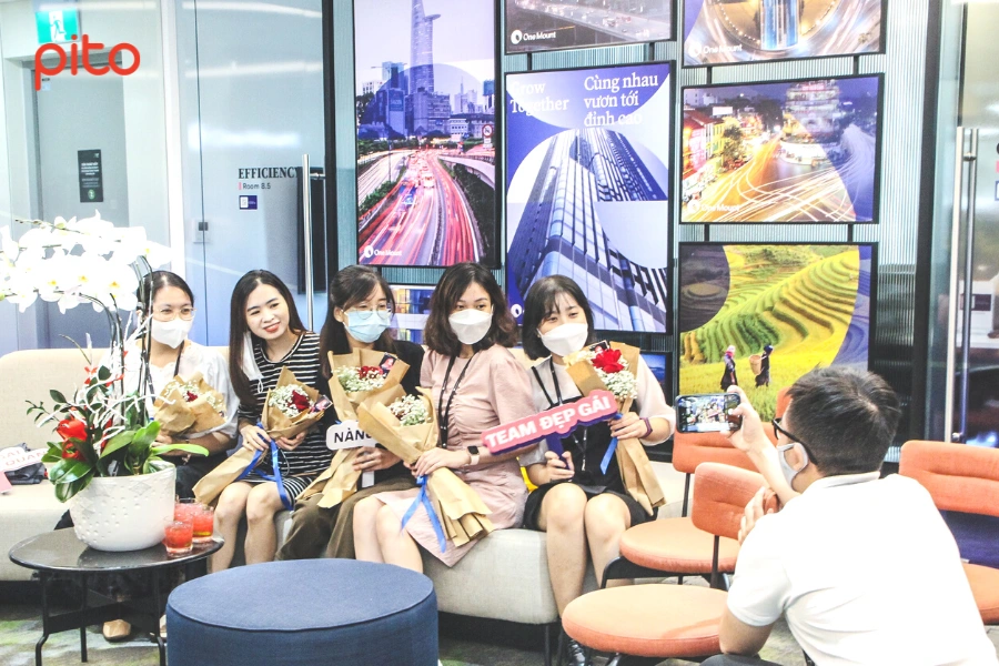 Nhân viên nữ checkin PITO