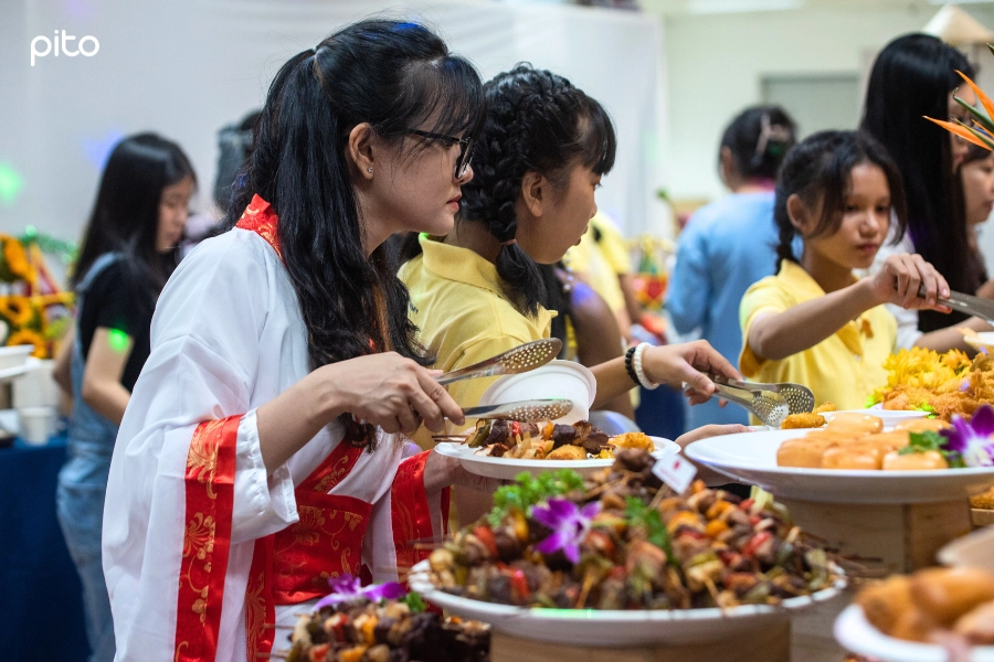 Thưởng thức tiệc Trung thu