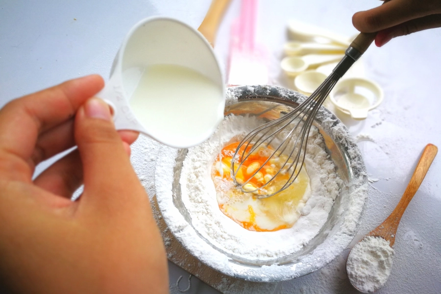 Trộn bột làm bánh trung thu