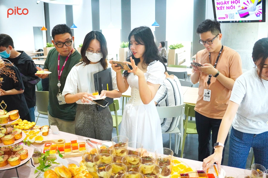 Bàn tiệc Tea break thu hút nhân viên MoMo check-in