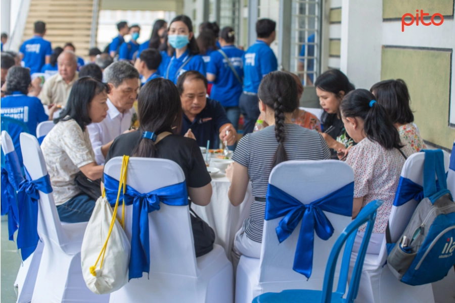 Bàn tròn tại tiệc Buffet
