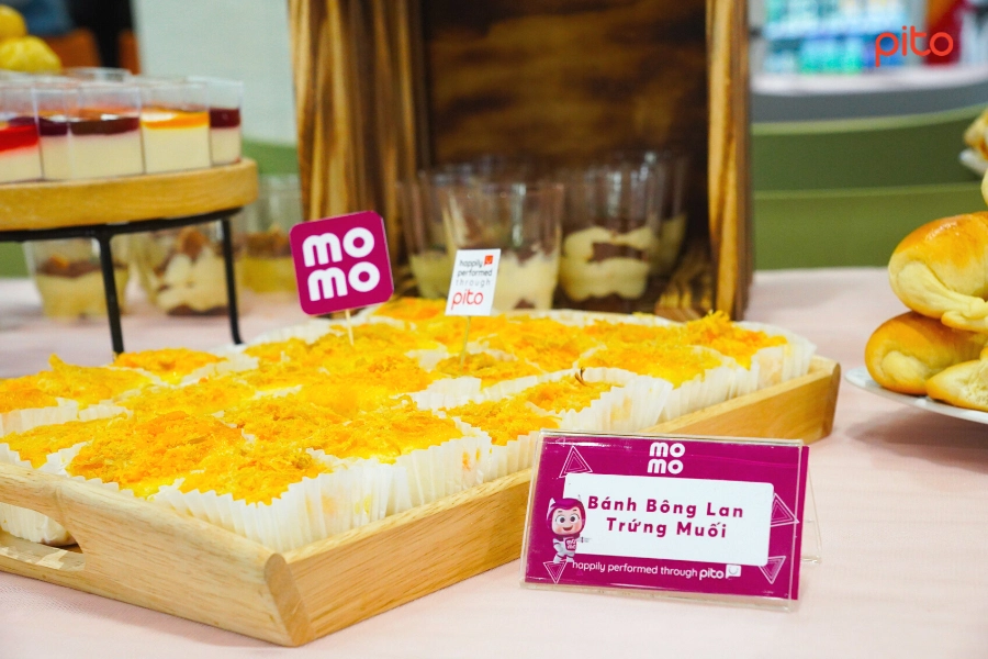 Bánh bông lan trong tiệc Tea break MoMo