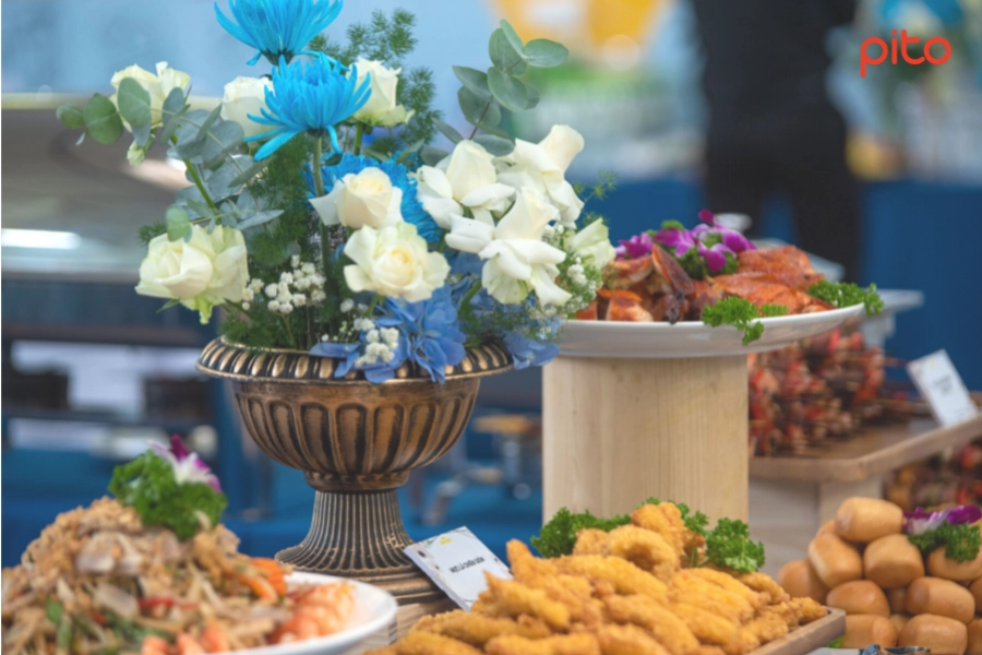 Bình hoa màu xanh trong tiệc Buffet