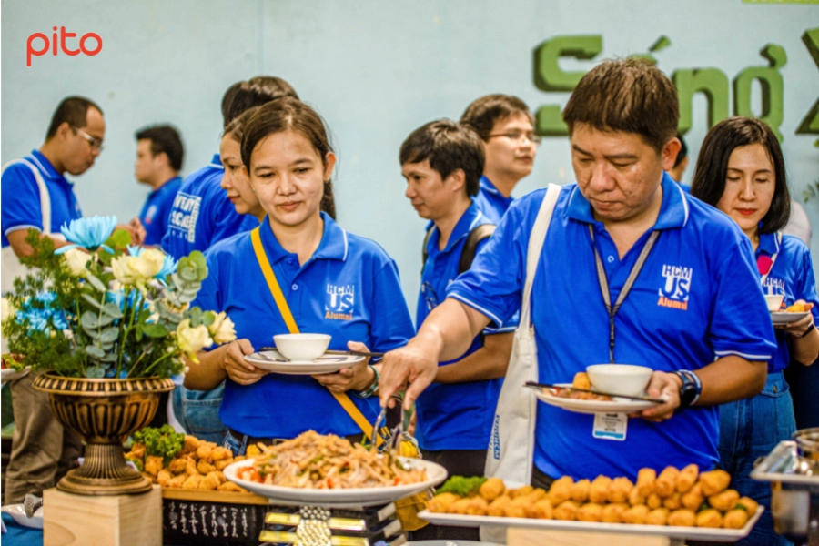 Khách dùng tiệc Buffet