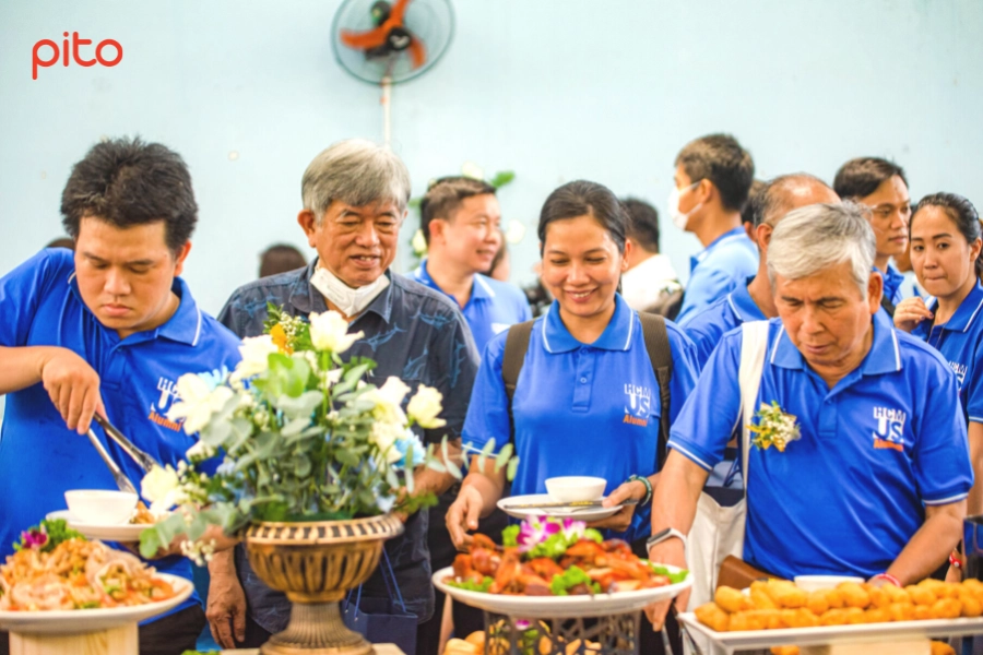 Cựu sinh viên trường Đại học khoa học tự nhiên dùng tiệc Buffet