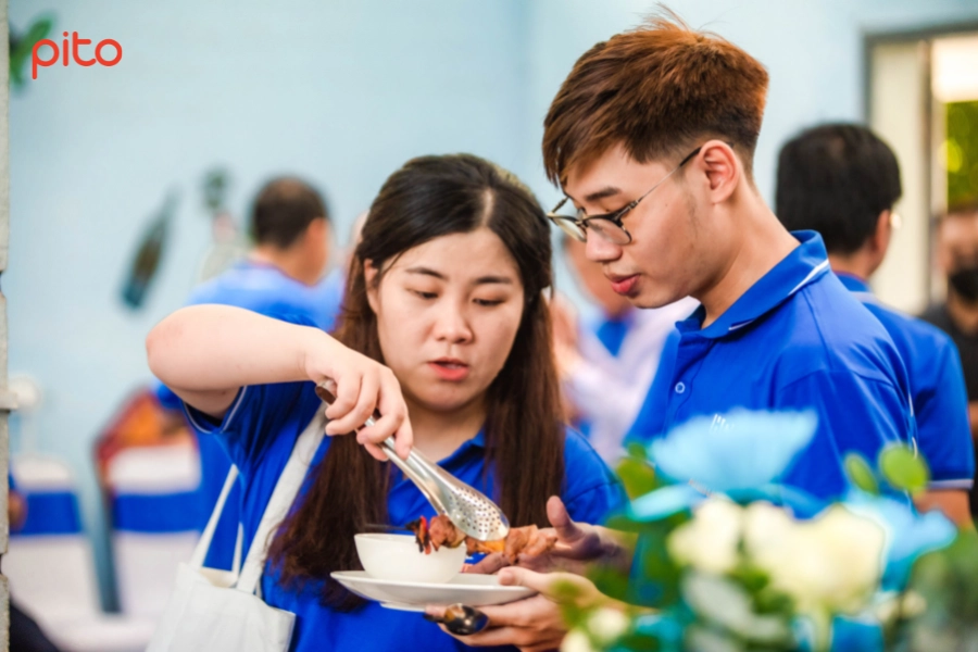 Khách dùng tiệc Buffet