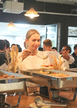 Khách dùng tiệc Buffet