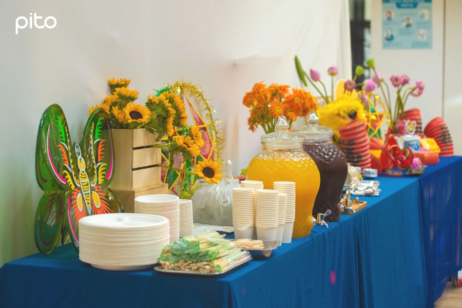 Khu vực nước uống dụng cụ ăn tiệc Buffet