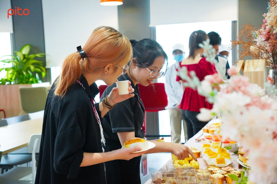 MoMoers dùng tiệc Tea break