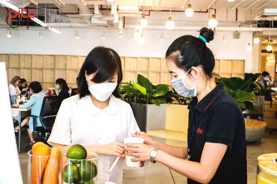 Nhân viên AIA thưởng thức nước ép