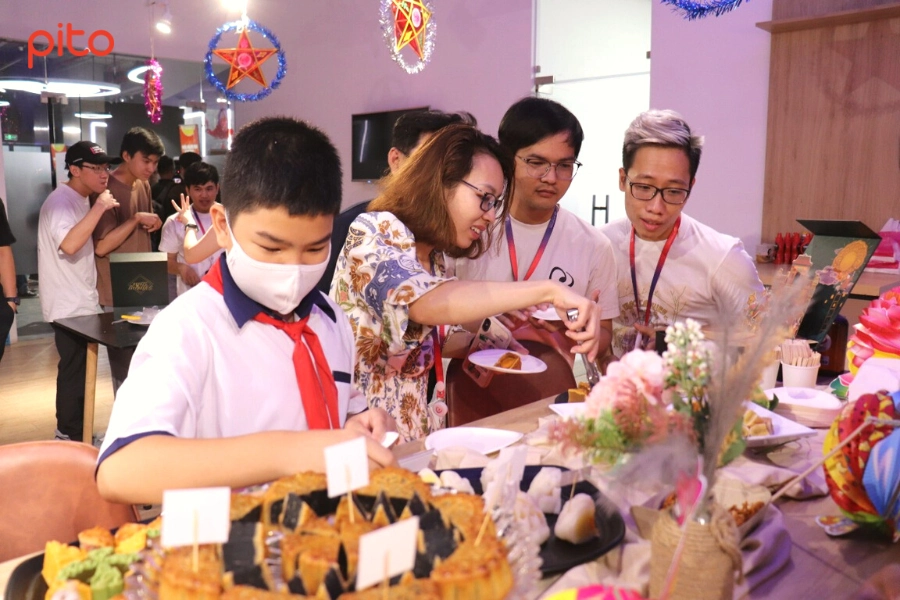 Nhân viên Amanotes dùng tiệc Tea break
