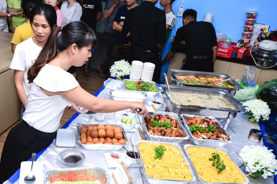Nhân viên Aothun.vn thưởng thức tiệc nhanh