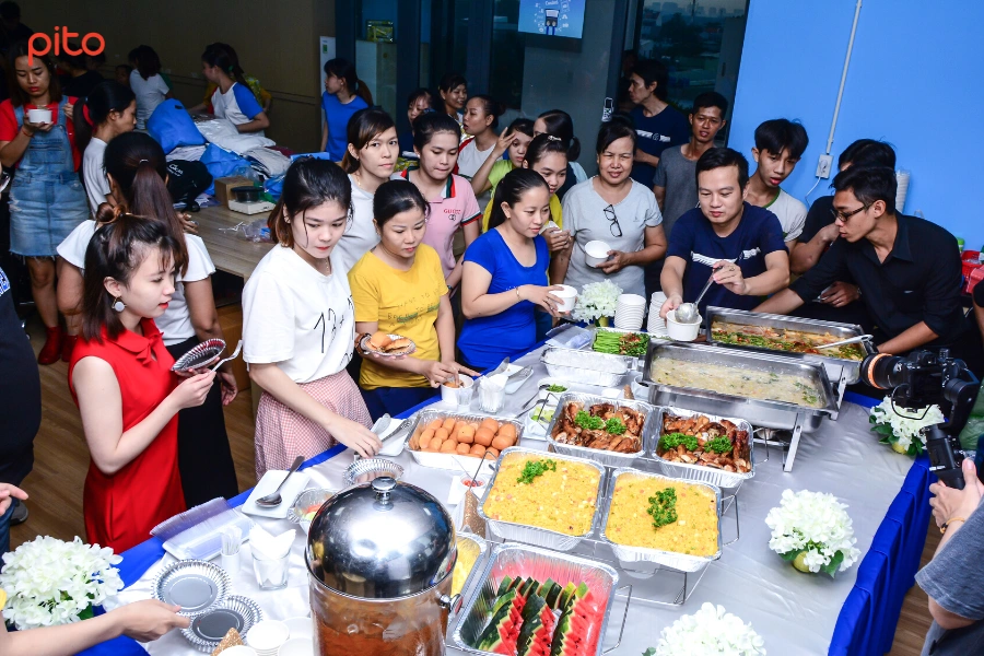 Nhan-vien-Aothun-thuong-thuc-tiec-nhanh-mung-Ngay-quoc-te-phu-nu-20.10 Nhân viên Aothun.vn thưởng thức tiệc nhanh mừng Ngày Quốc tế Phụ nữ 20/10