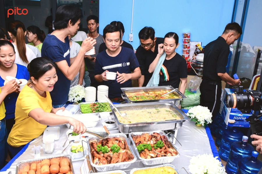 Nhân viên Aothun.vn thưởng thức tiệc nhanh mừng 20/10