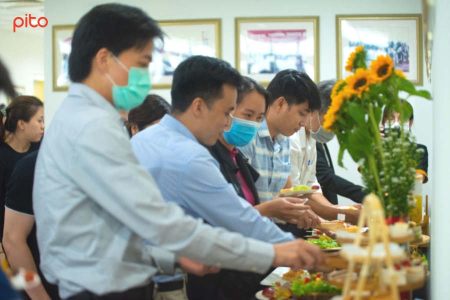 Nhan-vien-BĐS-Phu-My-Hung-dung-tiec-Finger-Food Nhân viên BĐS Phú Mỹ Hưng dùng tiệc Finger Food