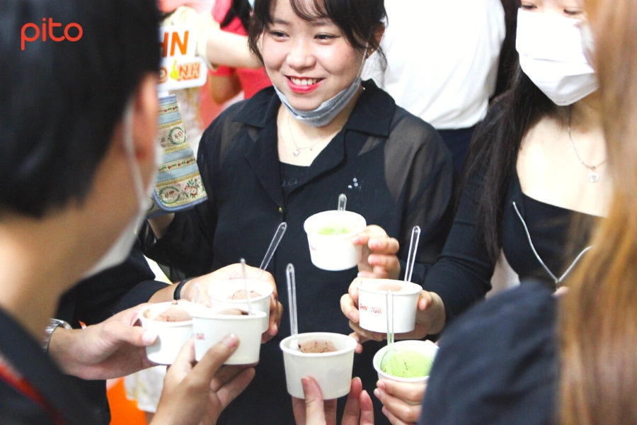 Nhân viên Giao hàng nhanh thưởng thứ kem
