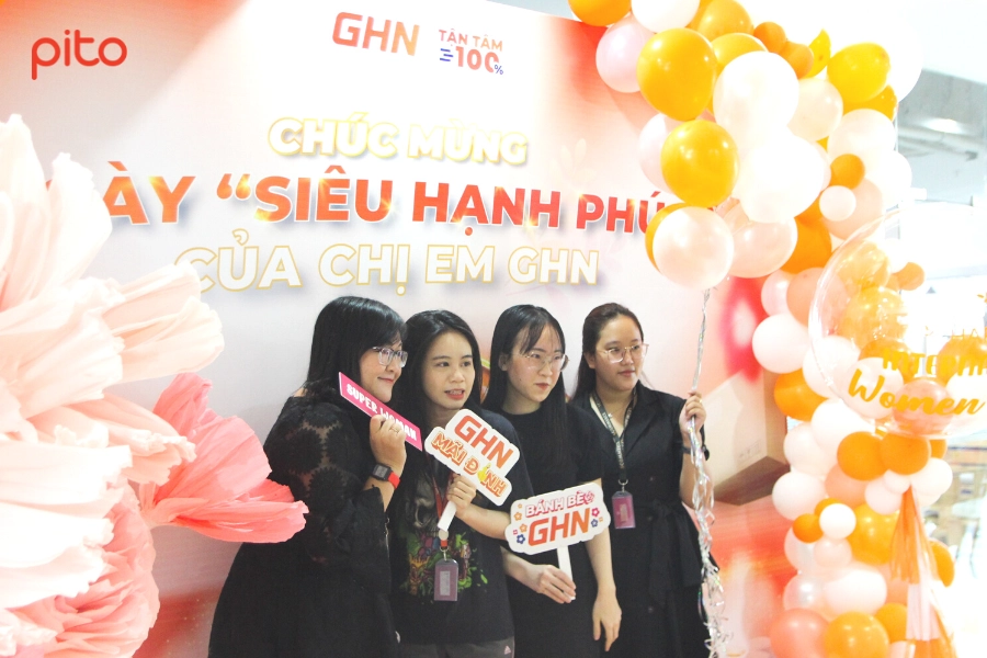 Nhân viên Giao hàng nhanh vui ngày 20/10