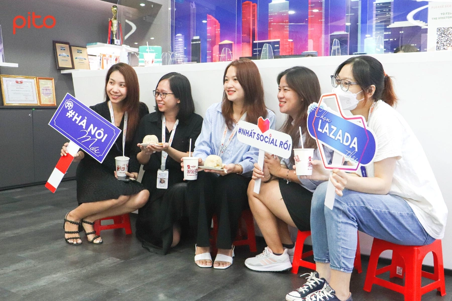 Nhân viên Lazada check-in