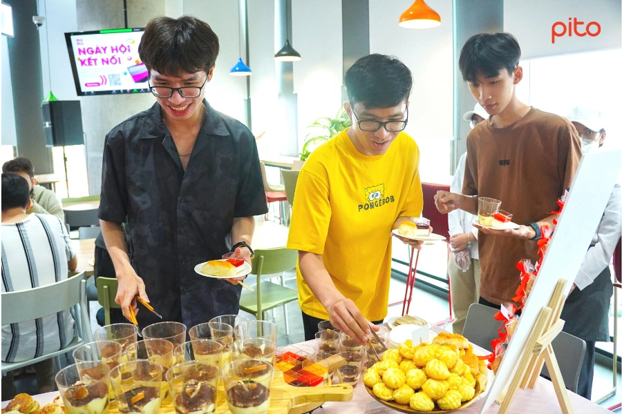 Nhân viên MoMo dùng tiệc Tea break