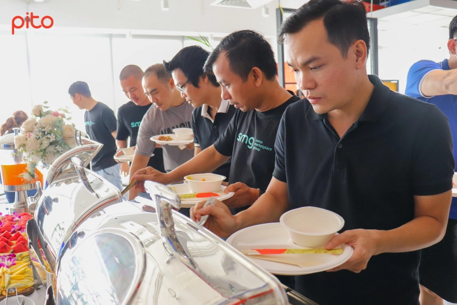 Nhân viên NVG thưởng thức tiệc nhanh
