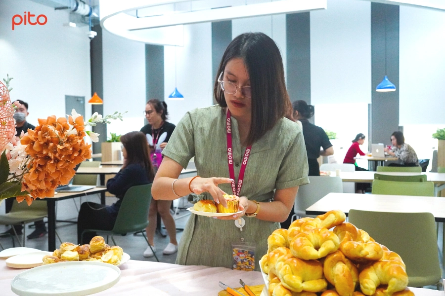 Nhân viên PITO dùng tiệc Tea break trong Ngày hội kết nối MoMoers