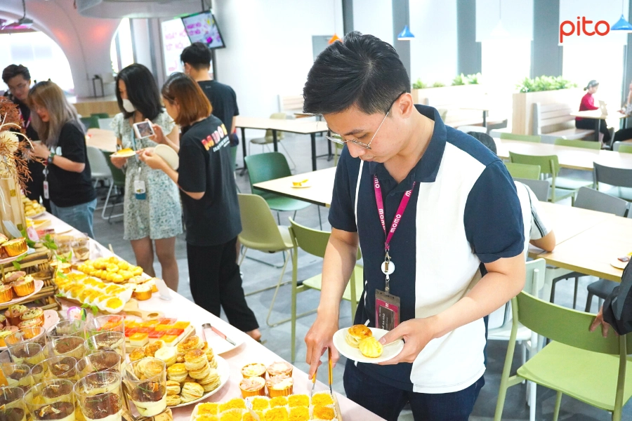 Nhân viên PITO dùng tiệc Tea break do PITO cung cấp