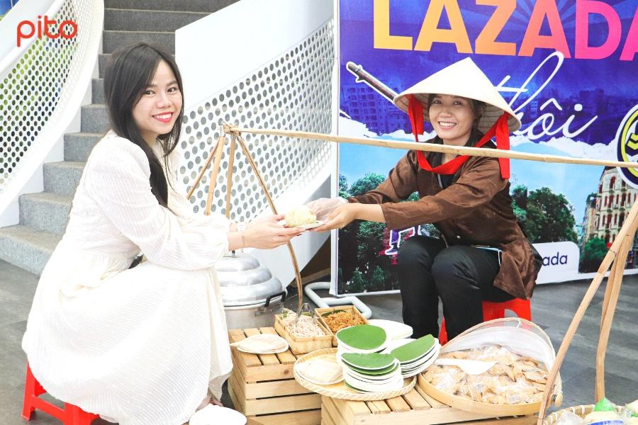 Nhân viên PITO phục vụ xôi tại Lazada