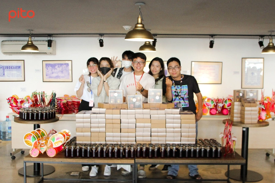 Nhan-vien-Prudential-check-in-voi-Tea-break-box Nhân viên Prudential check-in với tea break box