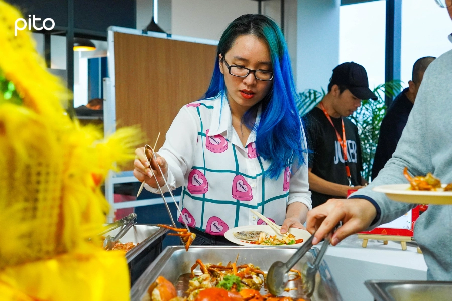 Nhân viên Senspark thưởng thức tiệc Buffet
