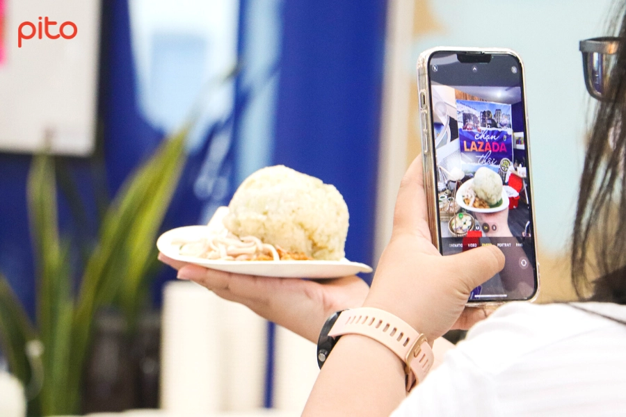 Nhân viên Lazada check-in với xôi