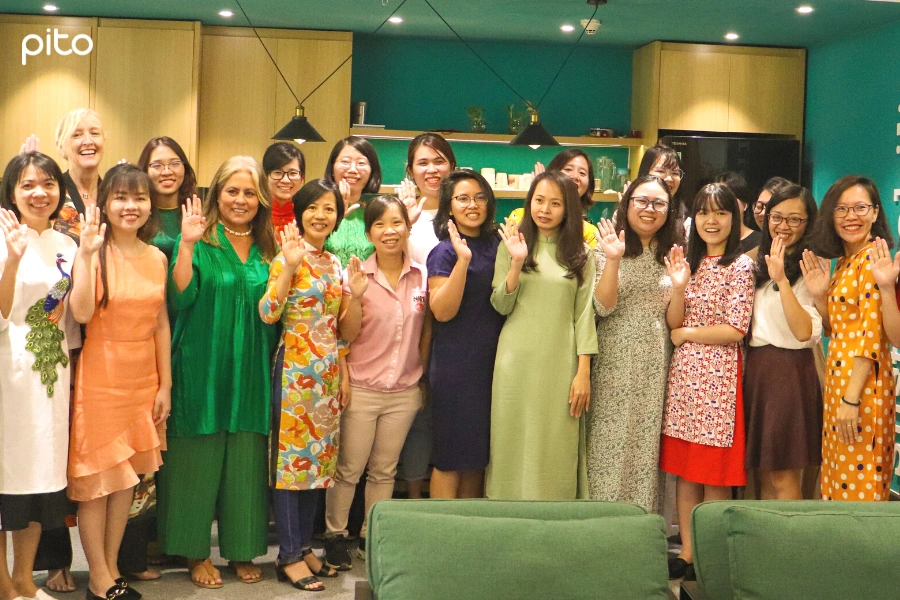 Nhan-vien-nu-vui-ngay-20.10 Nhân viên nữ vui ngày 20/10
