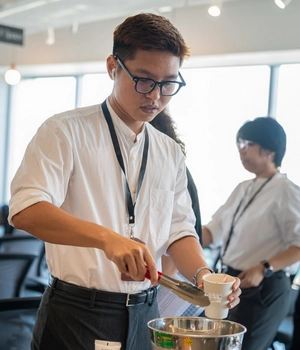 Thực khách dùng tiệc Tea break tại Workshop Career Chat