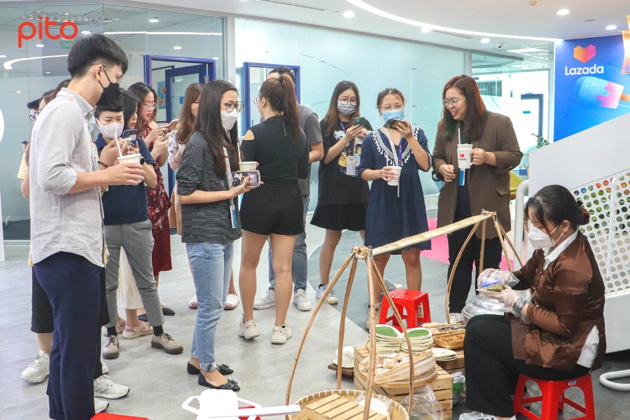 Tiệc xôi sáng mừng MV Nhất chị rồi của Lazada