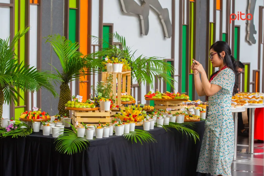 Bạn nữ nhà Gamuda chụp hình bàn nước ép