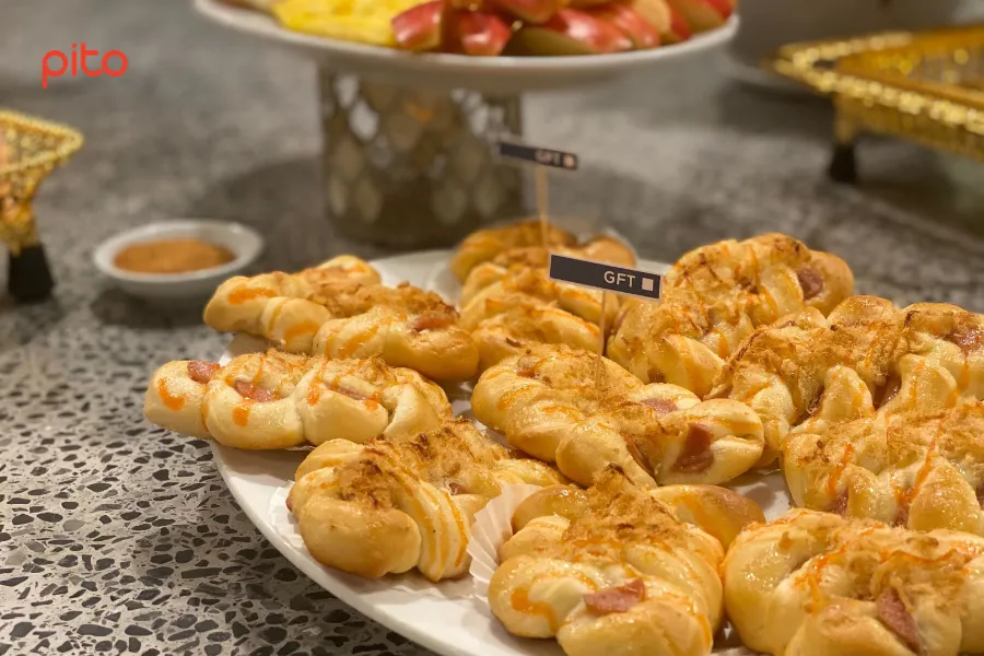 Bánh mì xúc xích chà bông