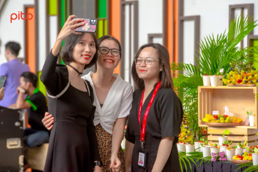 Các bạn nữ nhà Gamuda chụp ảnh cùng xe nước ép