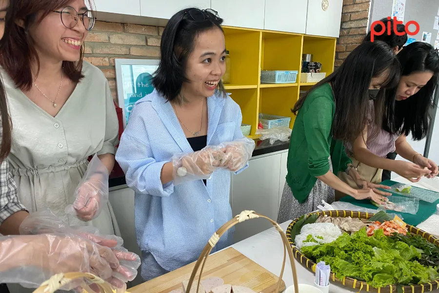 Các cô gái nhà Chợ làm gỏi cuốn