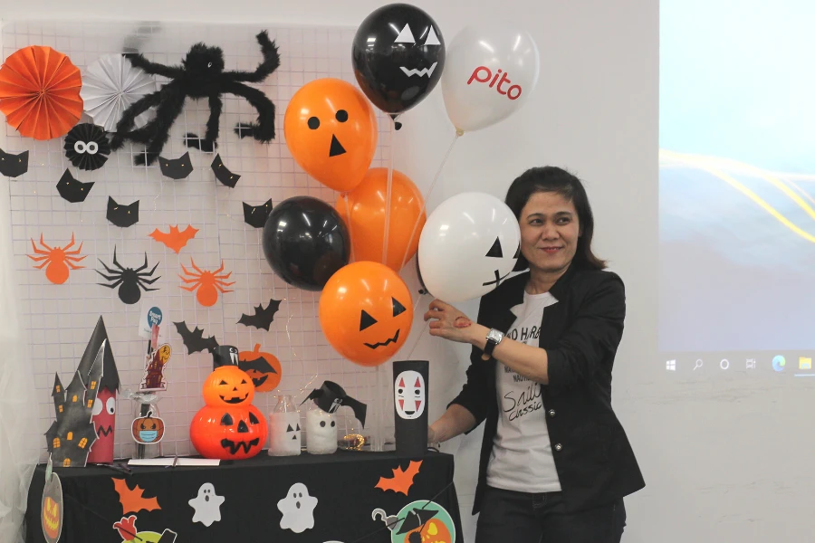 Check-in với bàn trang trí Halloween