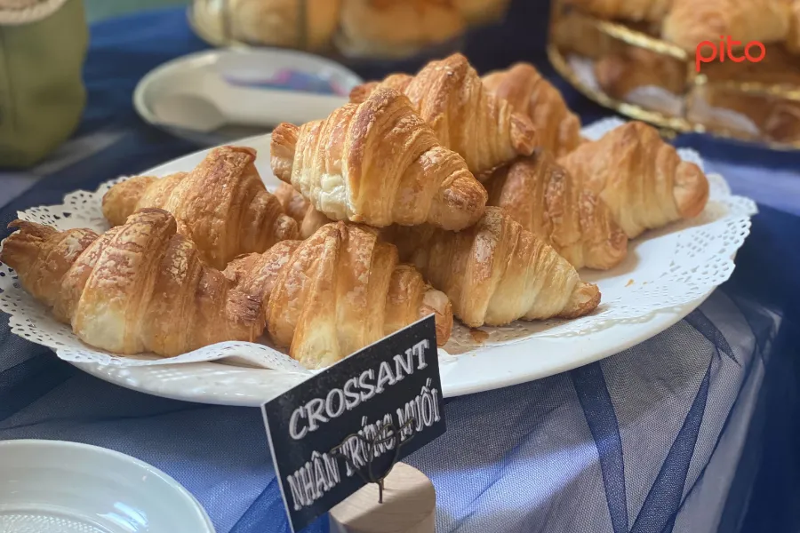Croissant trứng muôi