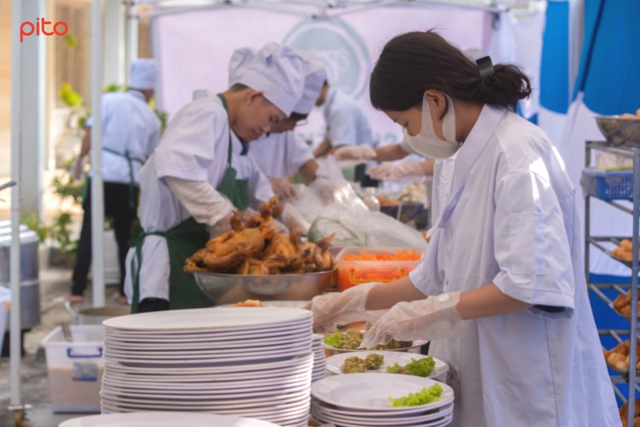 Dau-bep-chuan-bi-mon-an Đầu bếp chuẩn bị món ăn