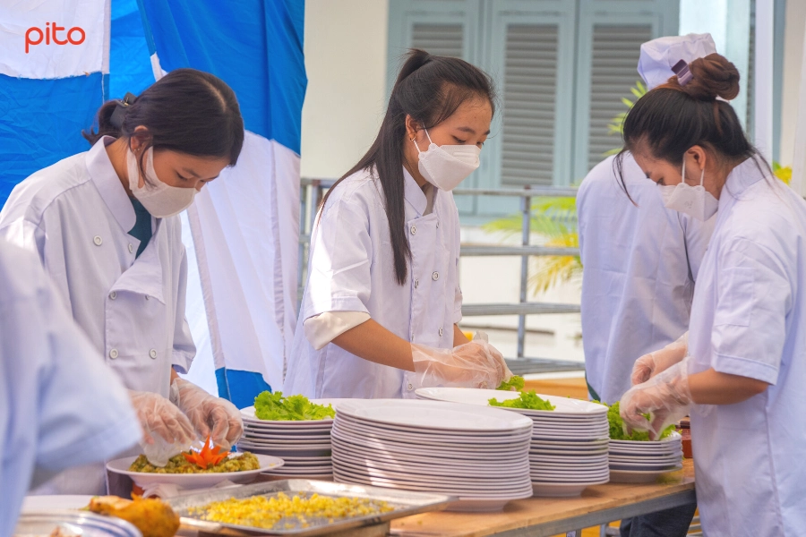 Đầu bếp chuẩn bị tiệc bàn