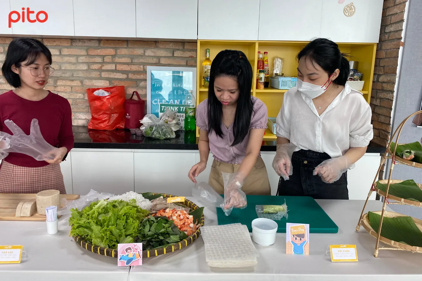 Đầu bếp tận tình hướng dẫn chị em nhà Chợ